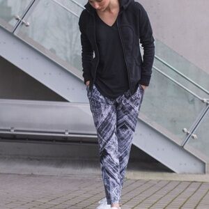 Lululemon Namaskar Pant ll Heat Wave White Black Joggers Ladies Size 6 Stretchy